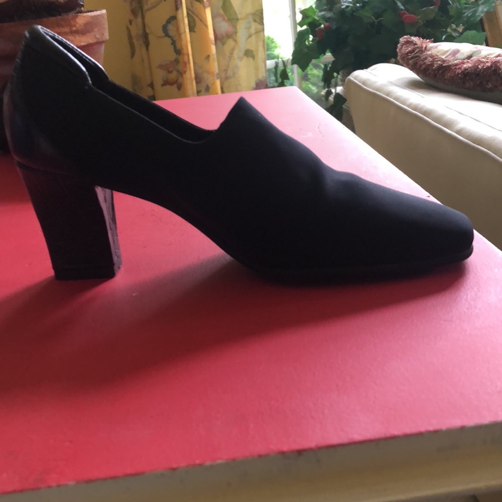Donald J. Pliner Size 6 1/2 Like New!
